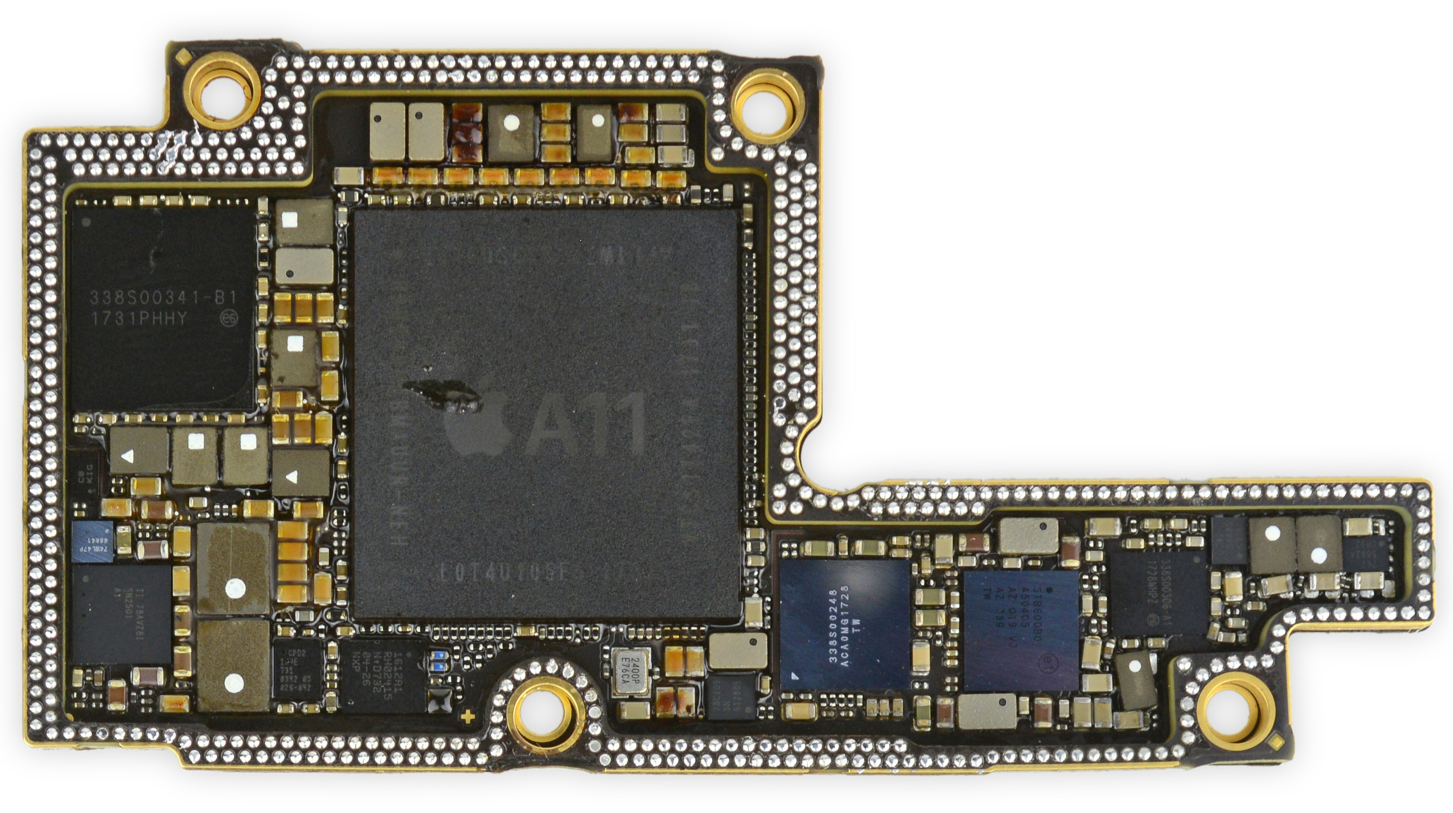 Carte mère de smartphone avec composants électroniques, illustrant la micro-soudure