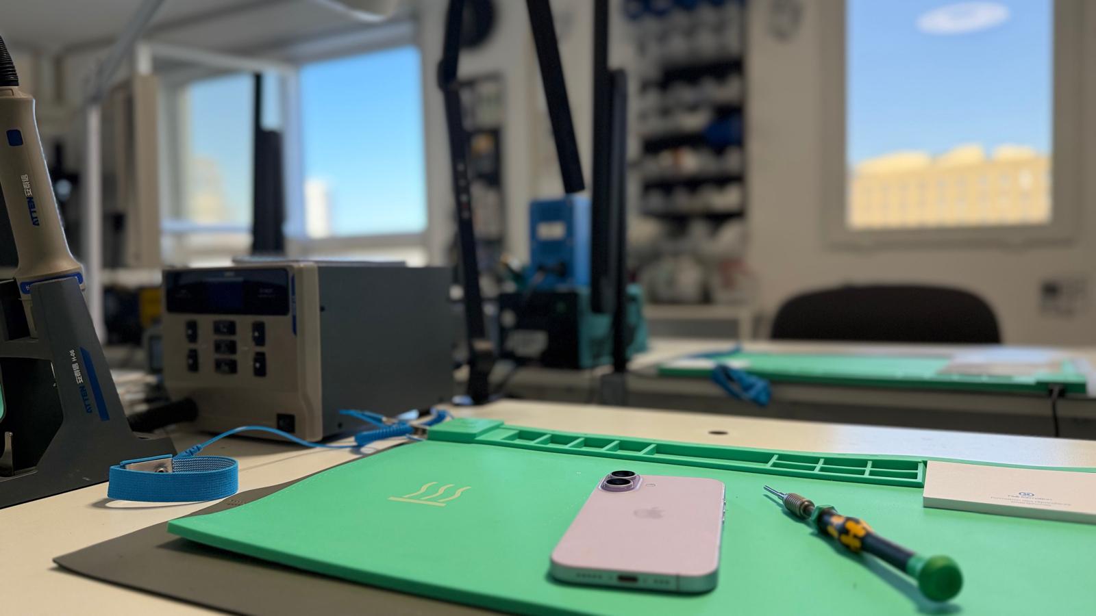 Poste de formation à la réparation smartphone au Labo FIXIT