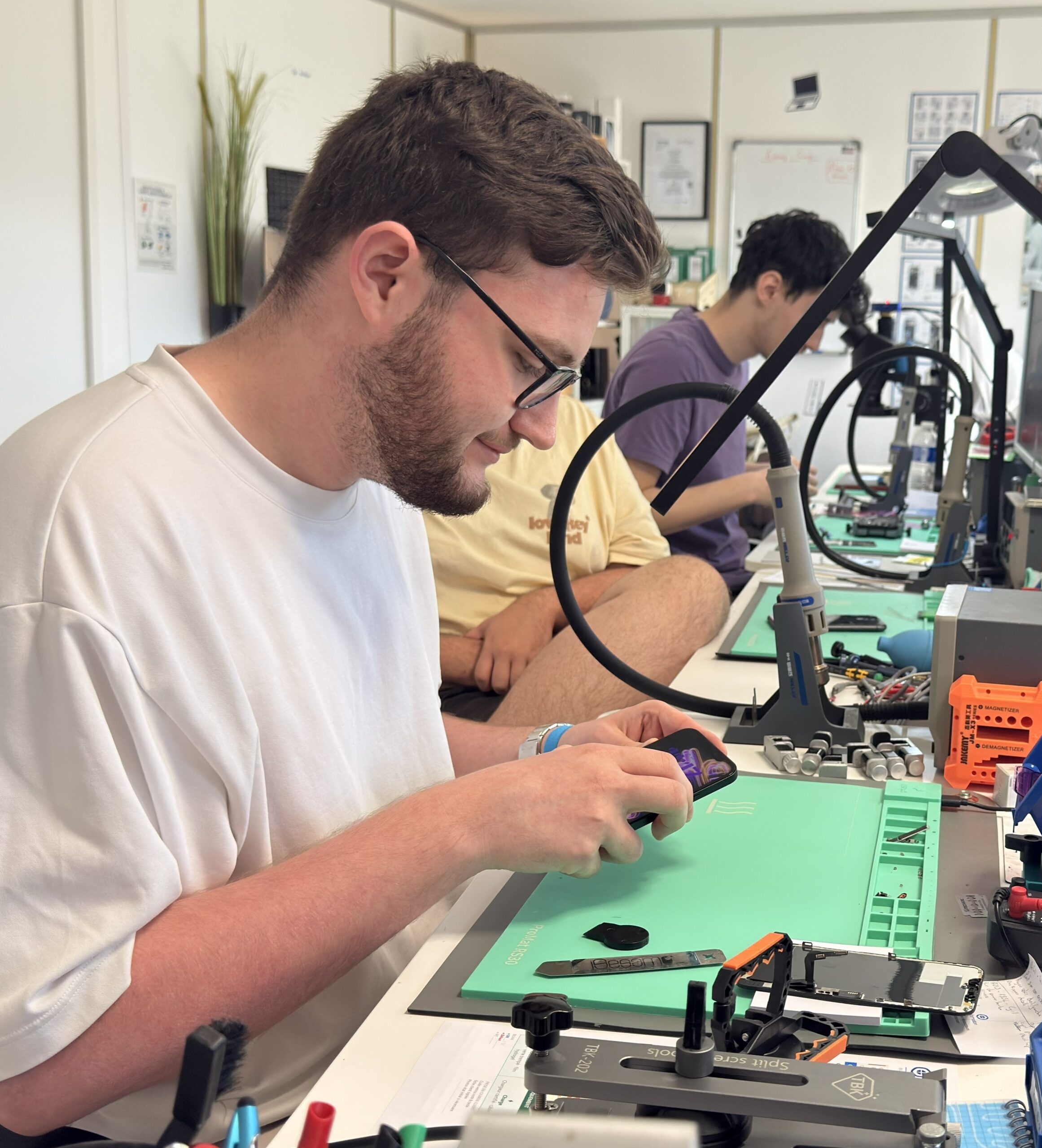 Stagiaire en formation réparation téléphone chez Fixit Formation