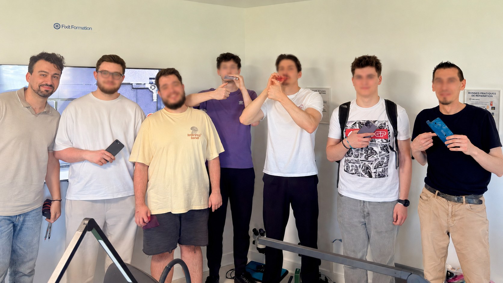 Groupe de stagiaires en formation réparation smartphone